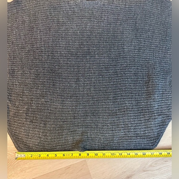ROMEO & JULIET Women’s Gray Ribbed Crop Sweater Size Large - Picture 8 of 9